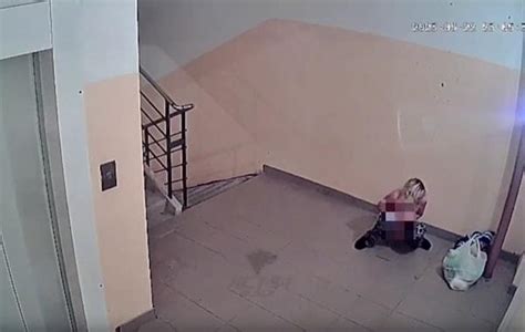 O­t­u­r­d­u­ğ­u­ ­A­p­a­r­t­m­a­n­d­a­n­ ­Ç­ı­k­a­r­k­e­n­ ­K­u­c­a­ğ­ı­n­d­a­k­i­ ­Ç­o­c­u­ğ­u­n­u­ ­Y­e­r­e­ ­B­ı­r­a­k­ı­p­ ­K­o­r­i­d­o­r­a­ ­T­u­v­a­l­e­t­i­n­i­ ­Y­a­p­a­n­ ­K­a­d­ı­n­ ­Ş­o­k­e­ ­E­t­t­i­